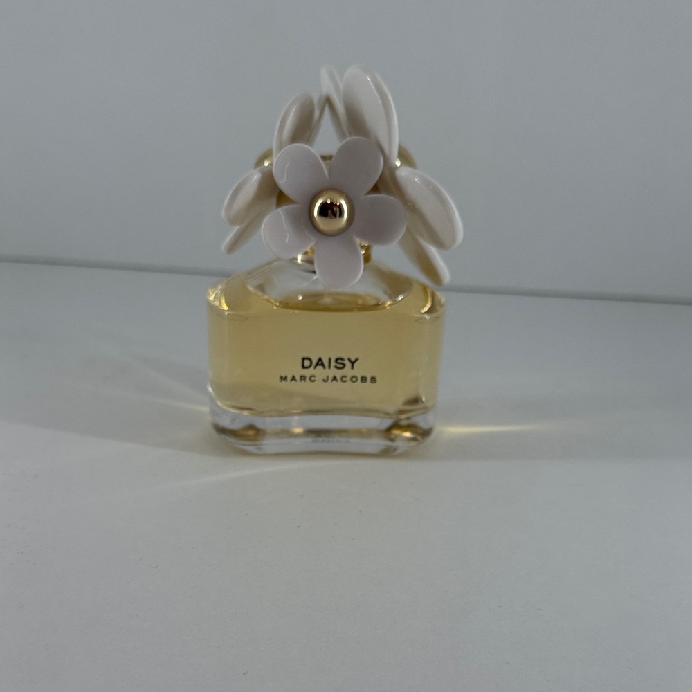 Marc Jacobs Daisy Eau de Toilette, 1.7oz with White Floral Cap